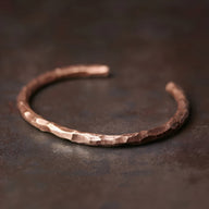 Bracelet jonc en cuivre vieilli texturé, finition martelée, style rustique féminin.