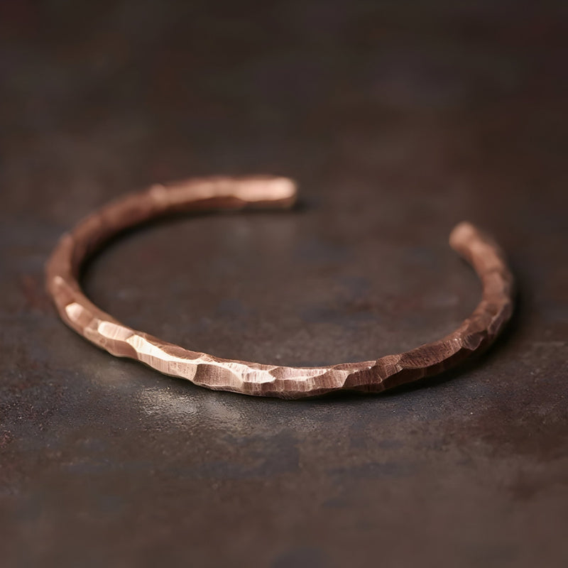 Bracelet jonc en cuivre vieilli texturé, finition martelée, style rustique féminin.
