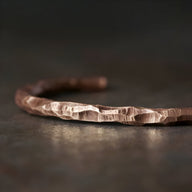 Bracelet jonc en cuivre marron vieilli avec texture martelée pour femme modèle Jana.