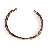 Bracelet jonc en cuivre marron vieilli avec texture martelée, ouvert, design épuré et artisanal.