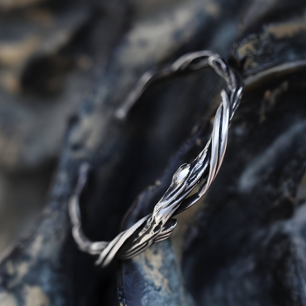 Bracelet jonc en cuivre plaqué argent avec texture bois torsadée pour homme modèle Yann.