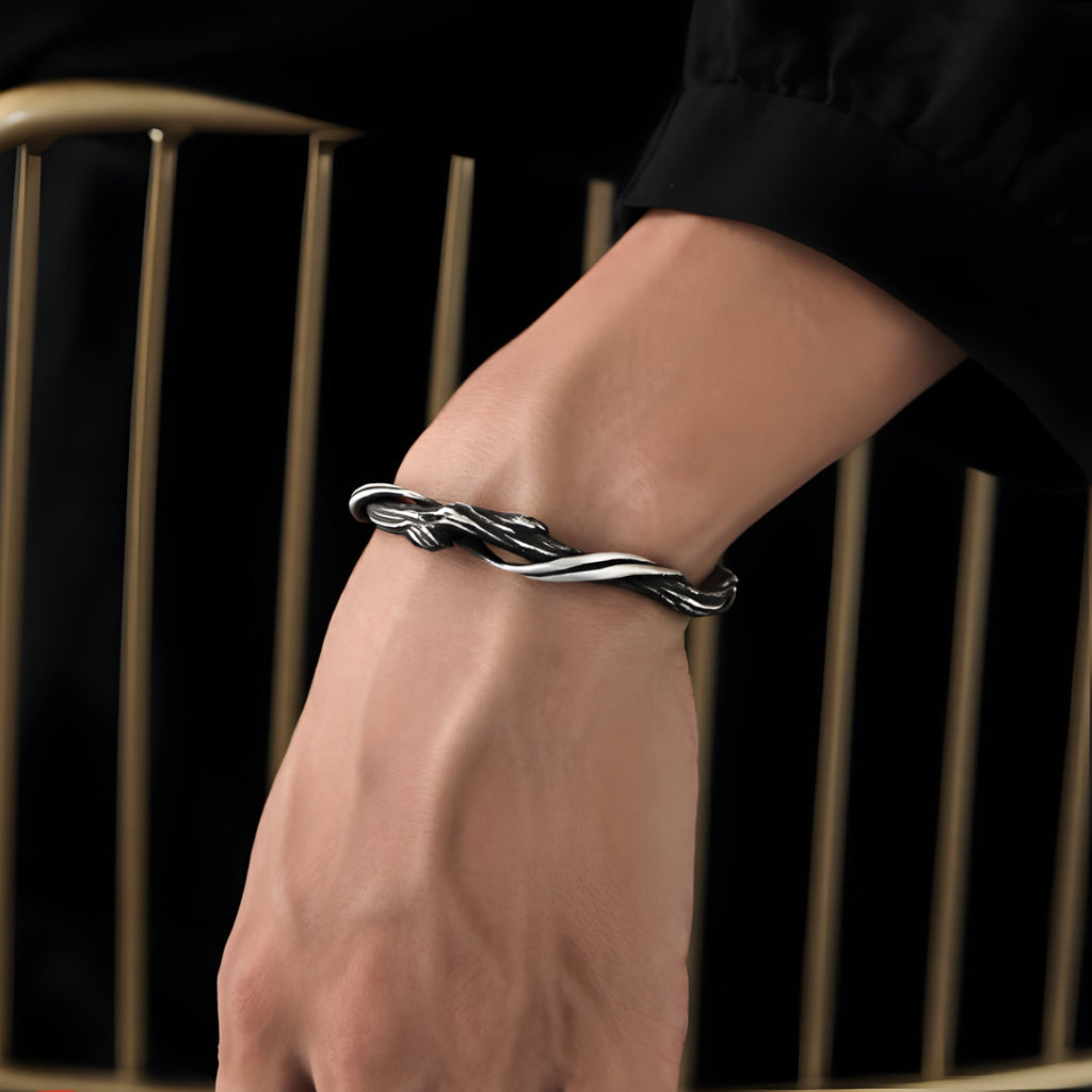Bracelet jonc en cuivre plaqué argent avec effet torsadé et aspect bois, design masculin élégant.