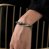 Bracelet jonc en cuivre plaqué argent avec effet torsadé et aspect bois, design masculin élégant.