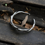 Bracelet jonc argenté en cuivre avec texture effet bois torsadé pour homme.