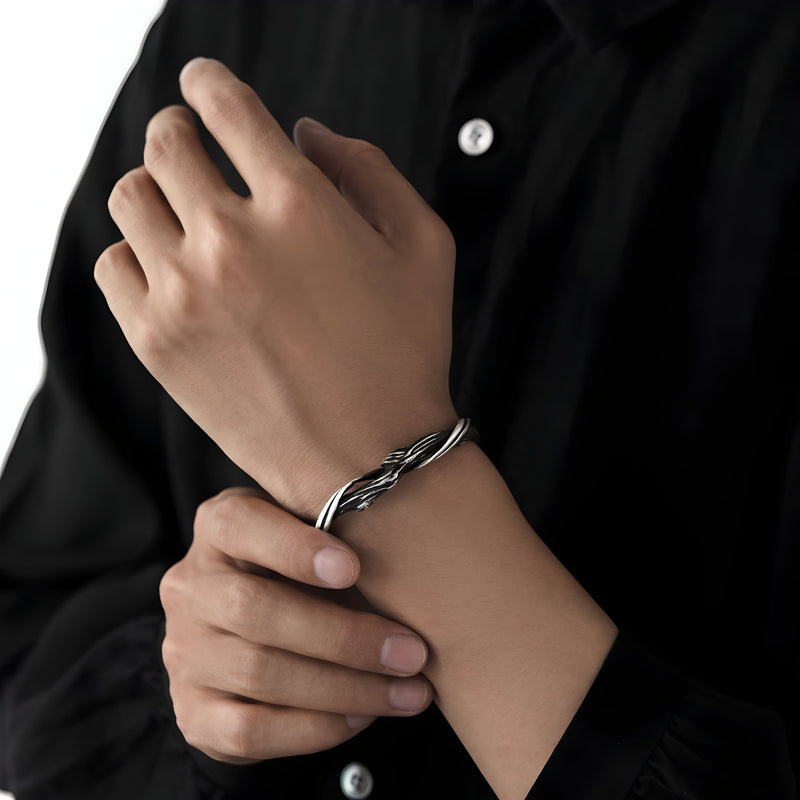 Bracelet jonc en cuivre plaqué argent effet bois tordu pour homme, style masculin épuré.