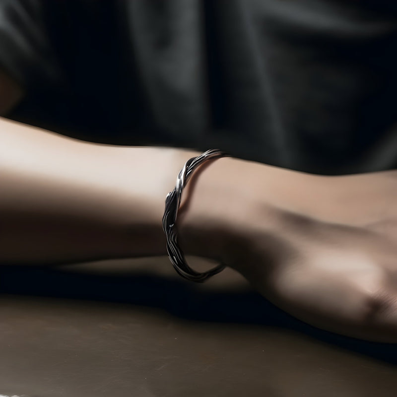 Bracelet jonc argenté effet bois torsadé en cuivre plaqué, style masculin épuré.