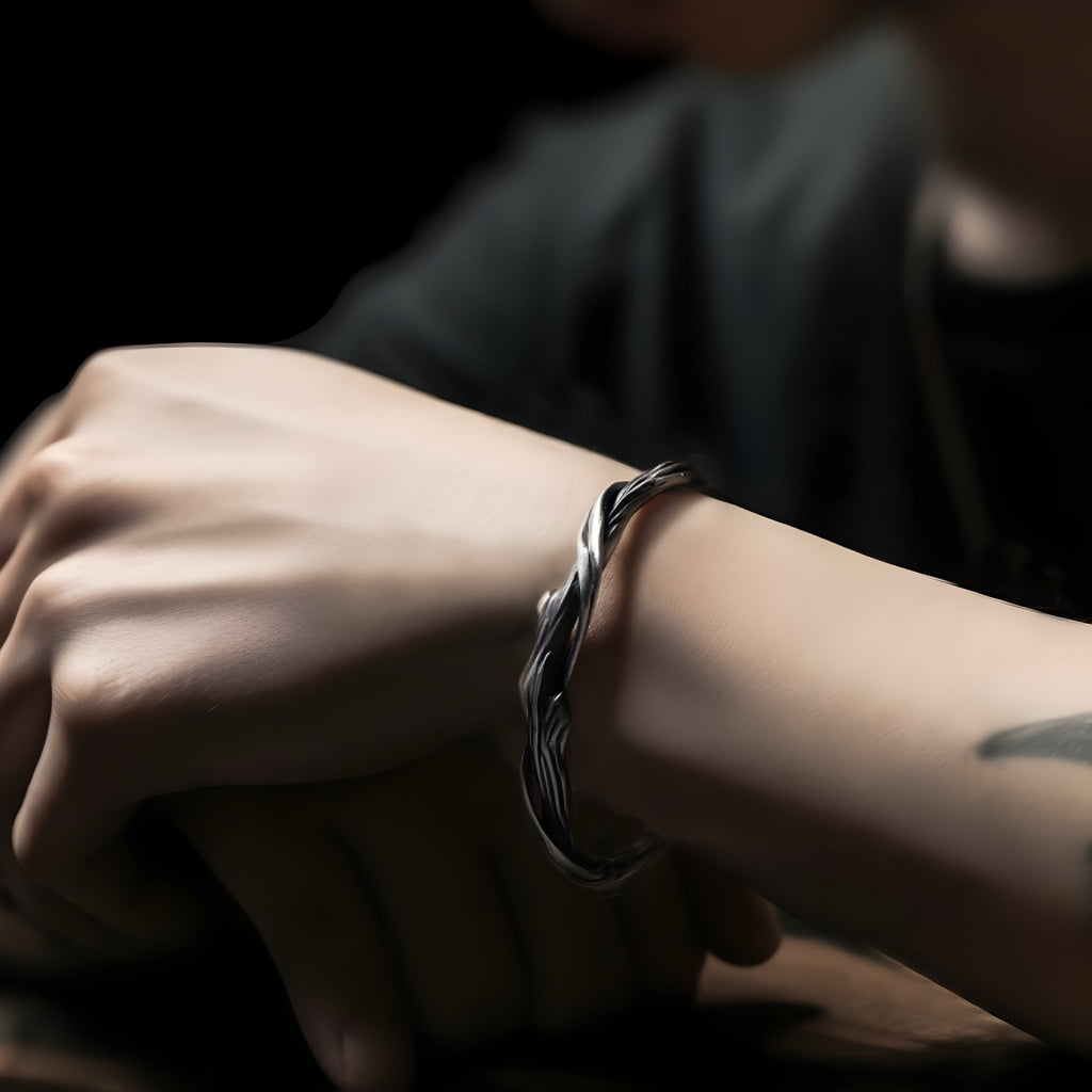 Bracelet jonc argenté en cuivre avec texture effet bois, design torsadé masculin.