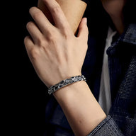 Bracelet jonc homme en cuivre plaqué argent à motif vague, finition texturée et brillante.