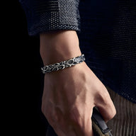 Bracelet jonc argenté en cuivre avec motif vagues texturé pour homme, style moderne.