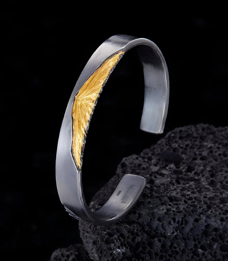 Bracelet jonc gris en cuivre plaqué argent avec motif montagne doré, style épuré pour homme.