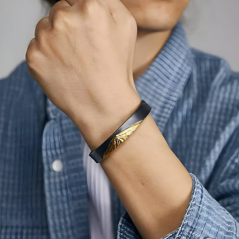 Bracelet jonc gris en cuivre plaqué or avec motif montagne pour homme, modèle Sven.