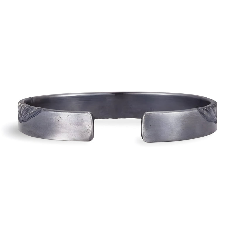 Bracelet jonc en cuivre gris plaqué argent et or avec motif montagne gravé, design épuré pour homme.