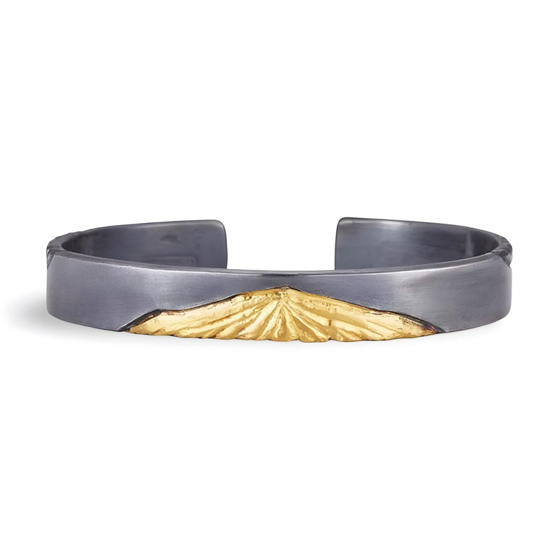 Bracelet jonc gris en cuivre plaqué argent avec motif montagne doré, modèle Sven pour homme.