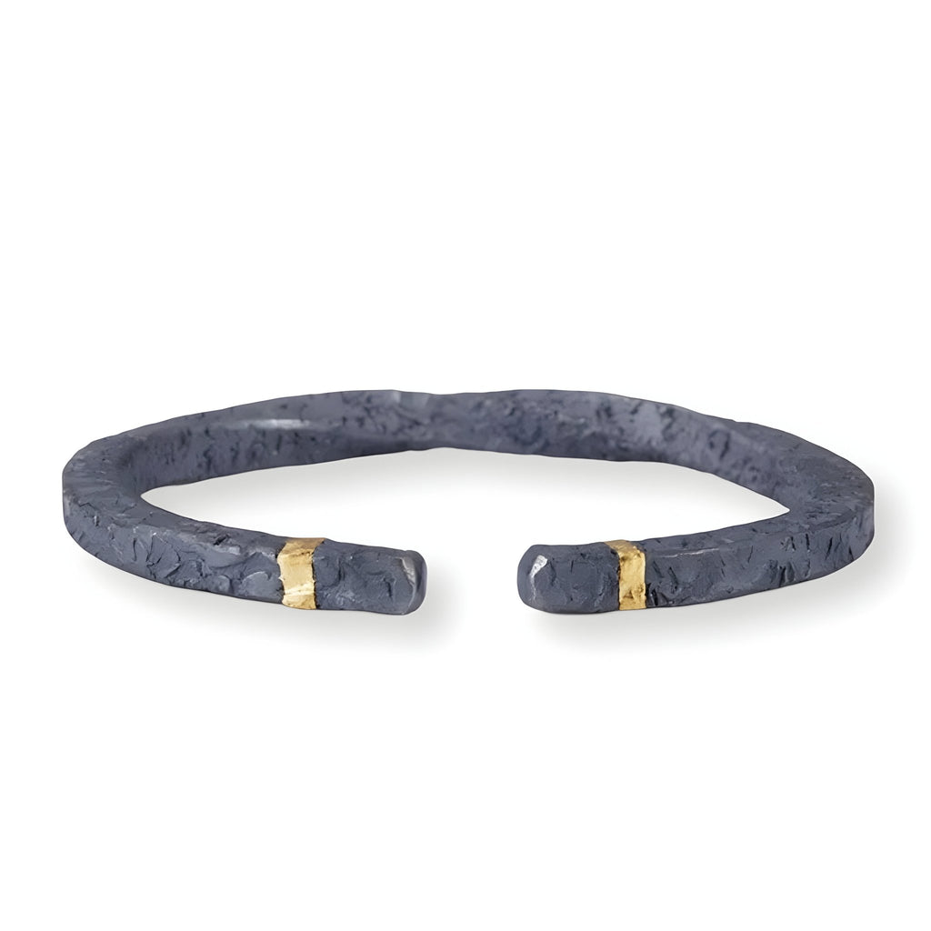 Bracelet jonc gris en cuivre texturé avec détails dorés aux extrémités, style rocheux pour homme.