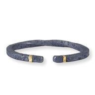 Bracelet jonc gris en cuivre texturé avec détails dorés aux extrémités, style rocheux pour homme.