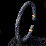 Bracelet jonc gris en cuivre texturé avec détails en plaque d'or, style rocheux masculin.