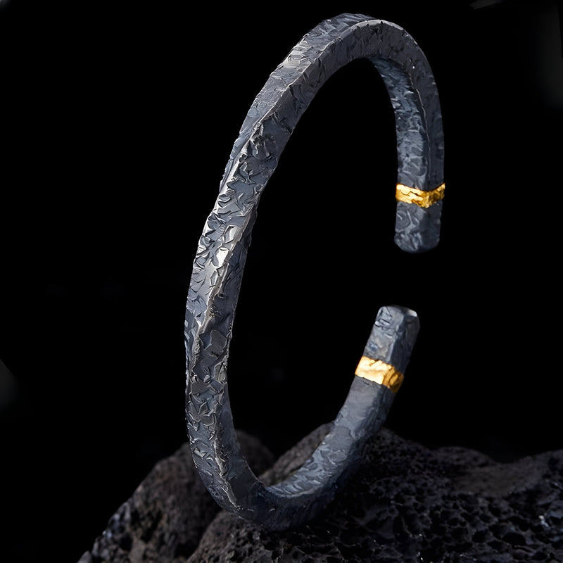 Bracelet jonc gris en cuivre texturé avec détails en plaque d'or, style rocheux masculin.