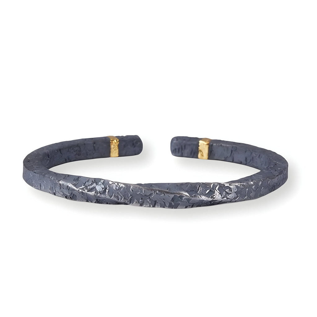 Bracelet jonc en cuivre gris texturé avec détails plaqués or, style rocheux, pour homme.