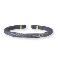 Bracelet jonc en cuivre gris texturé avec détails plaqués or, style rocheux, pour homme.