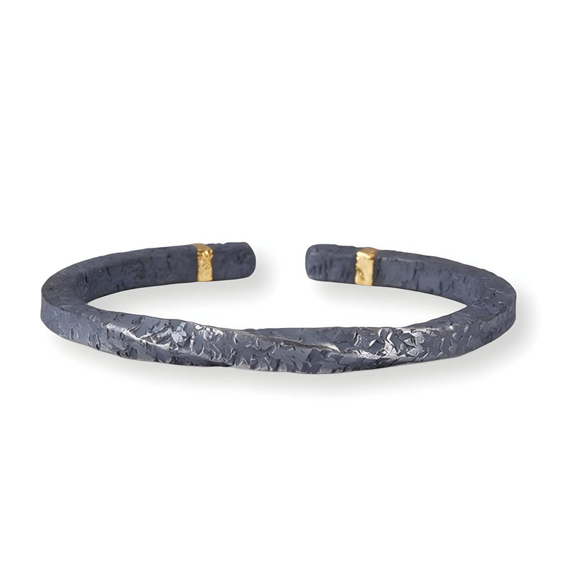Bracelet jonc en cuivre gris texturé avec détails plaqués or, style rocheux, pour homme.