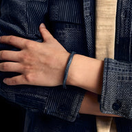 Bracelet jonc gris en cuivre plaqué argent et or, texture rocheuse, style masculin élégant.