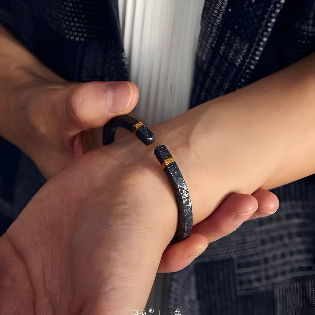 Bracelet jonc en cuivre gris texturé avec détails plaqués argent et or, style rocheux pour homme.