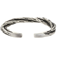Bracelet jonc torsadé en cuivre plaqué argent pour homme au fini brossé élégant.