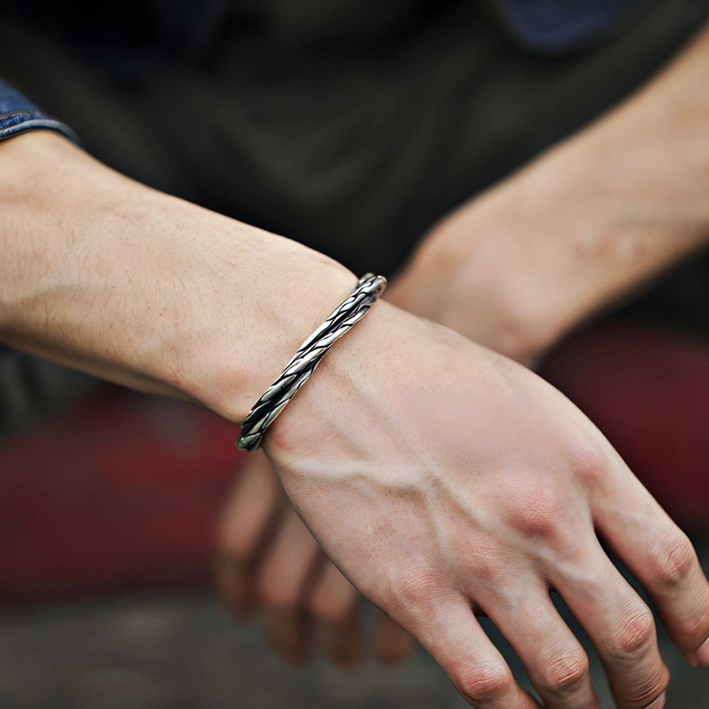 Bracelet jonc en cuivre plaqué argent torsadé, style masculin moderne, finition brillante.