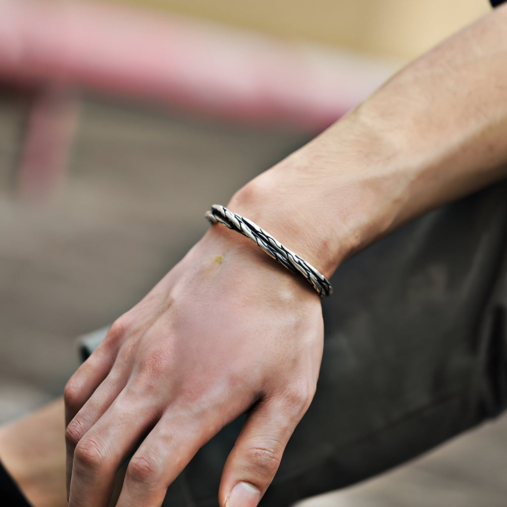 Bracelet jonc argenté en cuivre, design torsadé masculin, finition brillante.