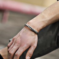 Bracelet jonc argenté en cuivre, design torsadé masculin, finition brillante.
