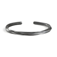 Bracelet jonc en cuivre argenté gris avec gravures viking pour homme modèle Rolf.