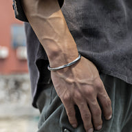 Bracelet jonc fin en cuivre plaqué argent, finition lisse et brillante, style viking homme.