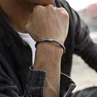 Bracelet jonc en cuivre plaqué argent gris texturé au style Viking pour homme, modèle Rolf.