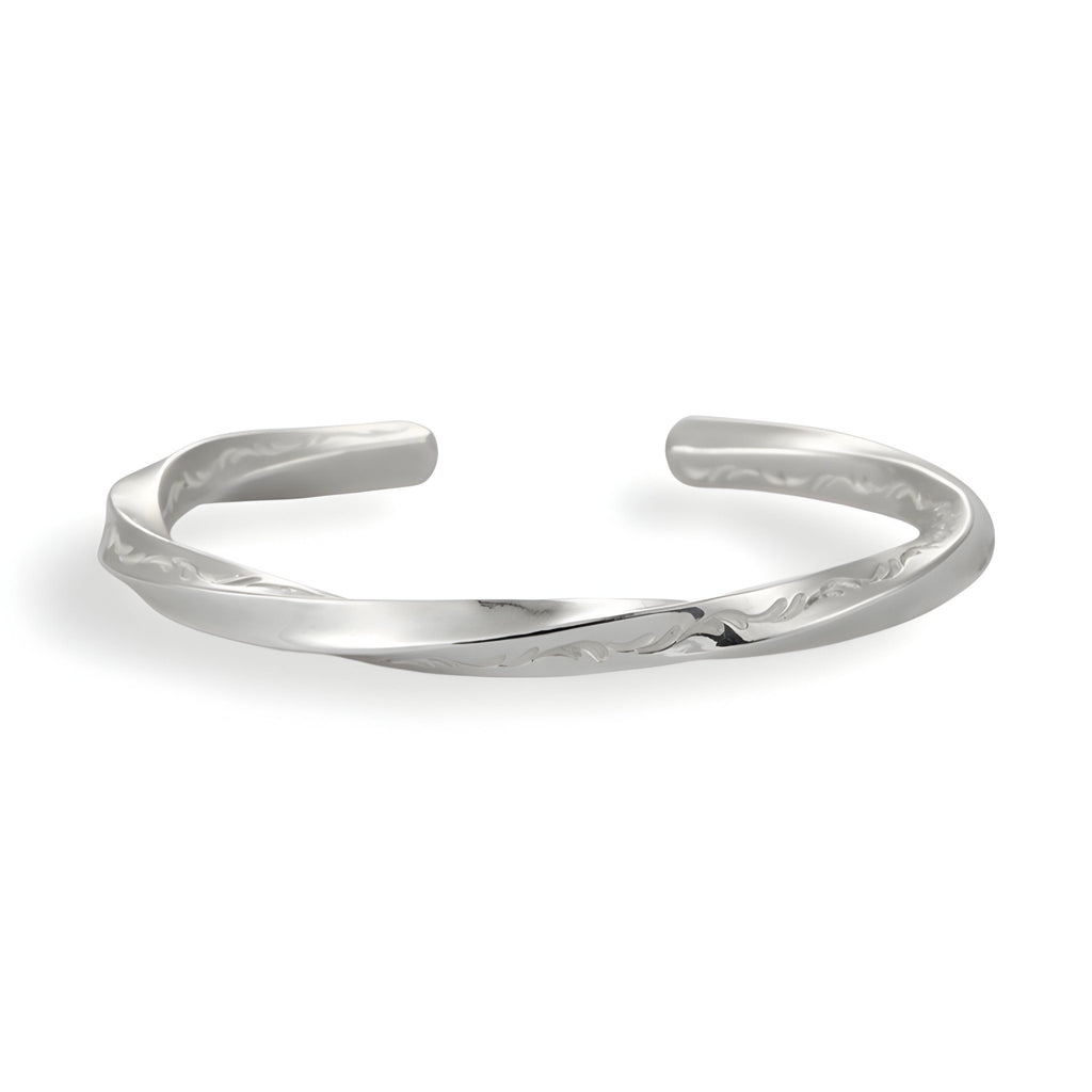 Bracelet jonc argenté en cuivre avec finition lisse et légère torsion, style viking masculin.