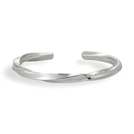 Bracelet jonc argenté en cuivre avec finition lisse et légère torsion, style viking masculin.