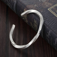 Bracelet jonc en cuivre plaqué argent argenté avec gravures viking, style épuré pour homme.