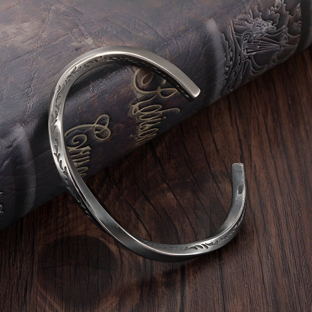 Bracelet jonc en cuivre plaqué argent gris avec gravures fines style viking pour homme.