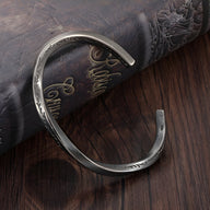 Bracelet jonc en cuivre plaqué argent gris avec gravures fines style viking pour homme.