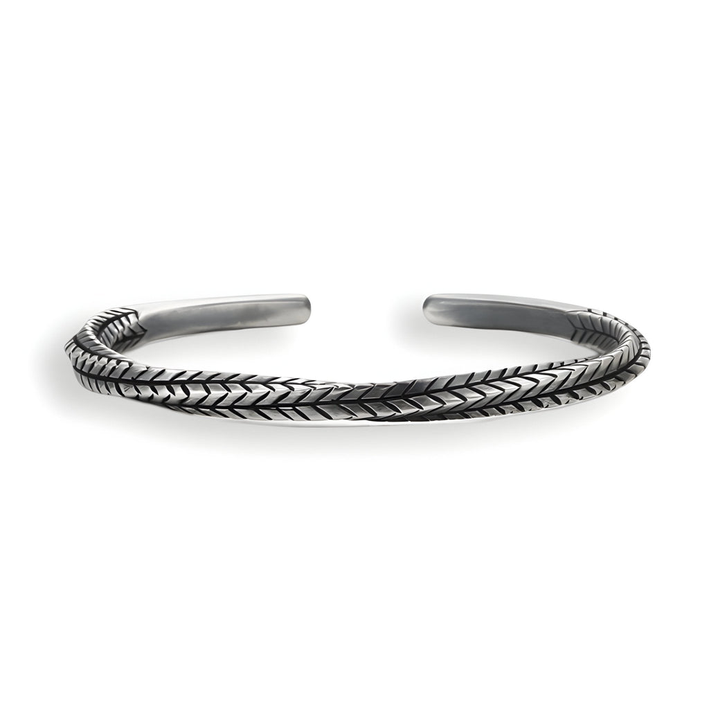 Bracelet jonc en cuivre plaqué argent avec motifs flèche gravés, style masculin élégant.