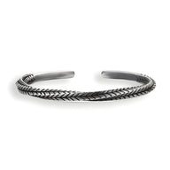 Bracelet jonc en cuivre plaqué argent avec motifs flèche gravés, style masculin élégant.