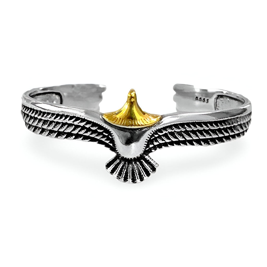 Bracelet jonc en titane argent avec tête d'aigle dorée et ailes détaillées pour homme.