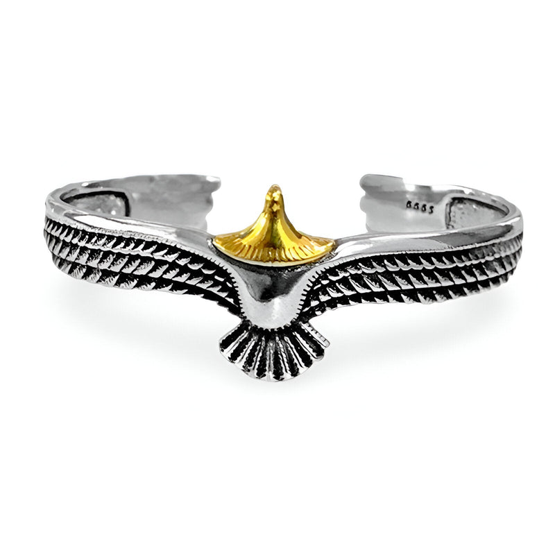 Bracelet jonc en titane argent avec tête d'aigle dorée et ailes détaillées pour homme.