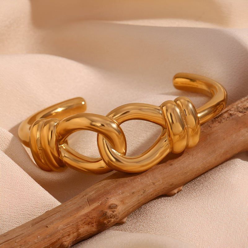 Bracelet jonc or en acier inoxydable avec design en nœud d'agui, modèle Cassiopée.