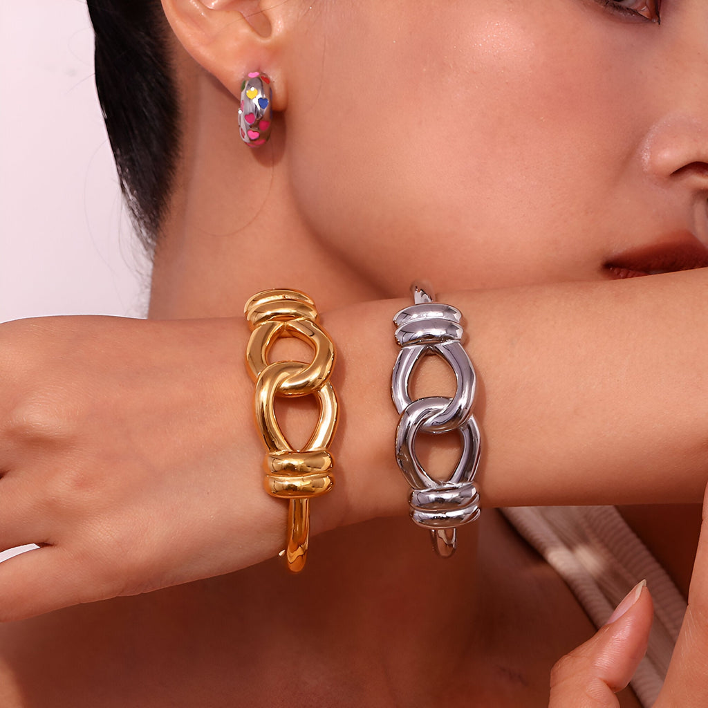 Bracelet jonc en acier inoxydable or avec nœud d'agui et bracelet joncs argentés superposés.