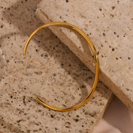 Bracelet jonc en acier inoxydable doré avec design ondulé élégant modèle Lyra.