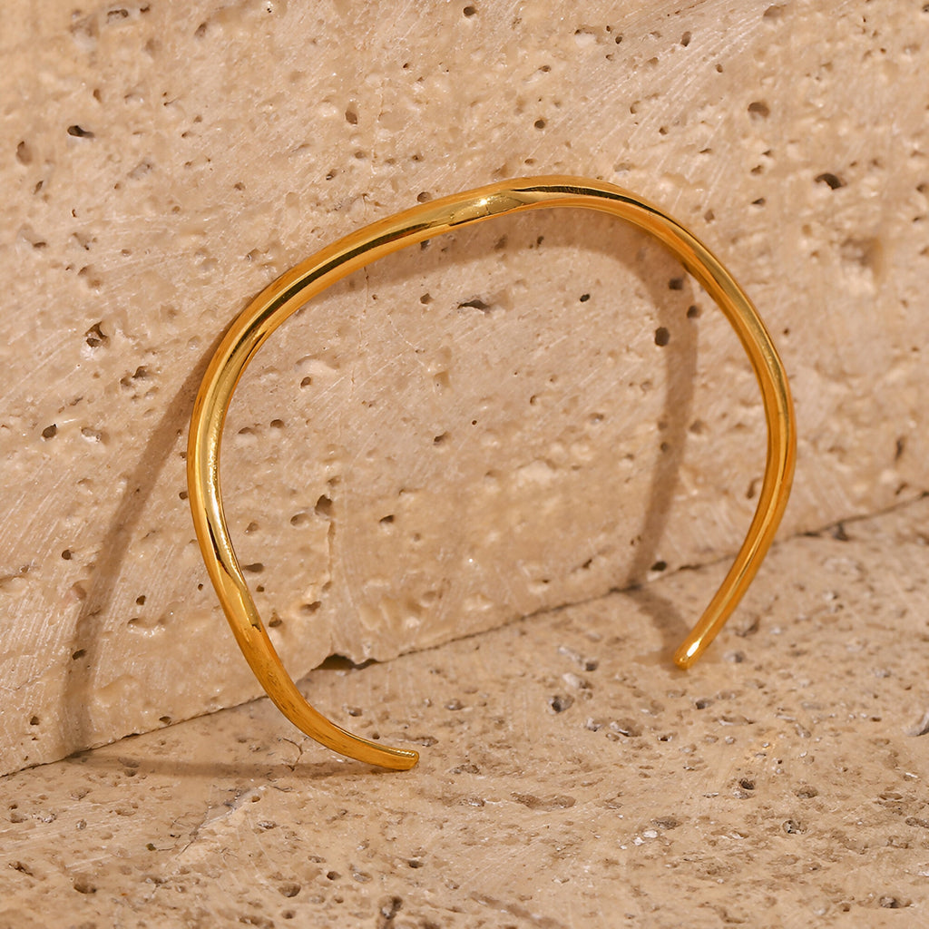 Bracelet jonc en acier inoxydable doré avec design ondulé moderne, modèle Lyra.