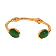 Bracelet jonc doré en acier inoxydable avec deux perles ovales vert jade aux extrémités.
