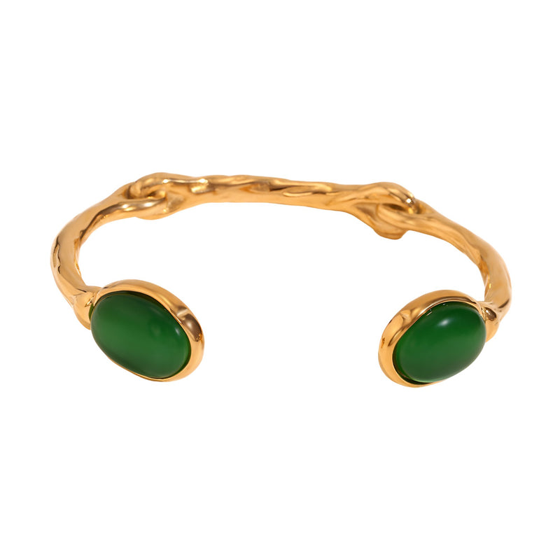 Bracelet jonc doré en acier inoxydable avec deux perles ovales vert jade aux extrémités.