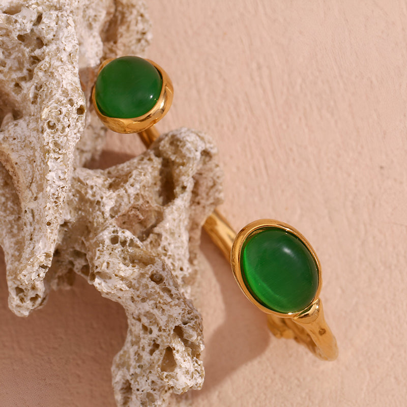 Bracelet jonc en acier doré avec pierre naturelle ronde verte en jade.