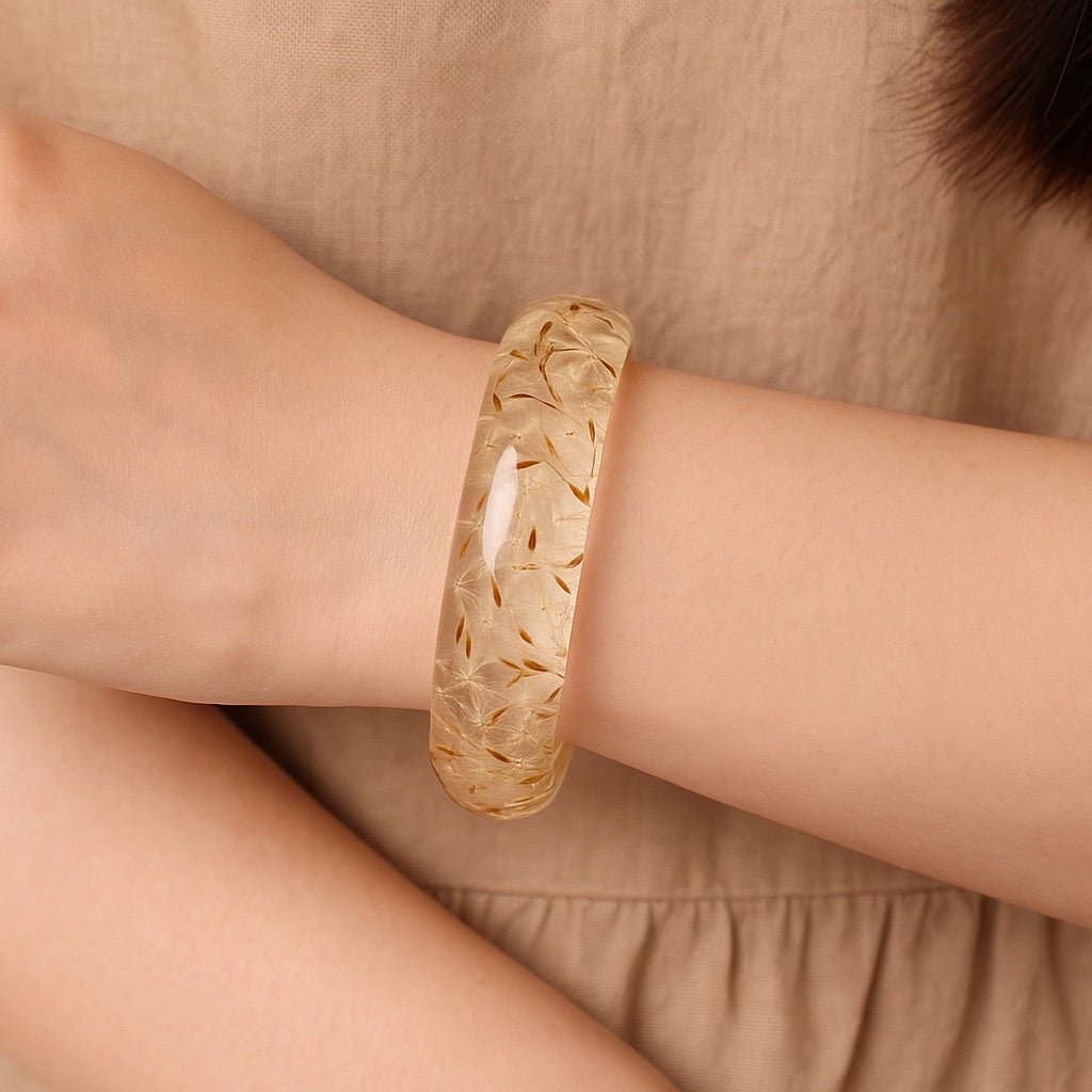 Bracelet jonc en résine, avec fleurs séchées de pissenlit intégrées, modèle Piessa - La Boutique du Bracelet
